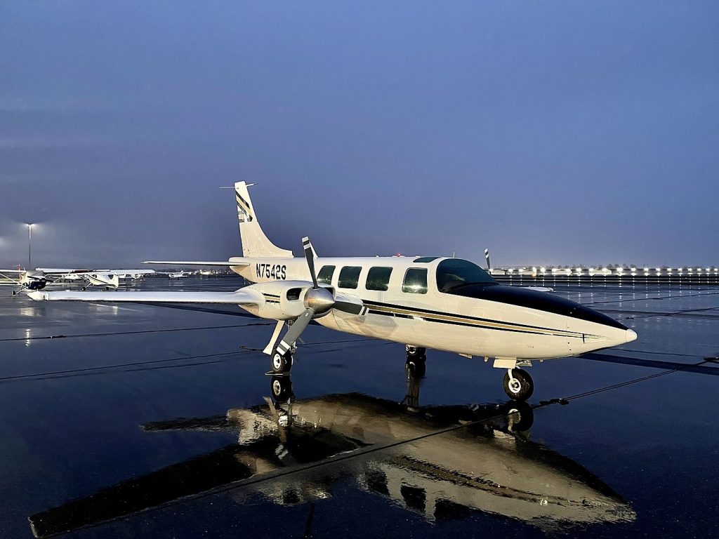 Naples Piper Aerostar 600 Charter